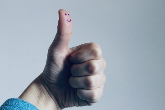 Duim als illustratie voor een compliment