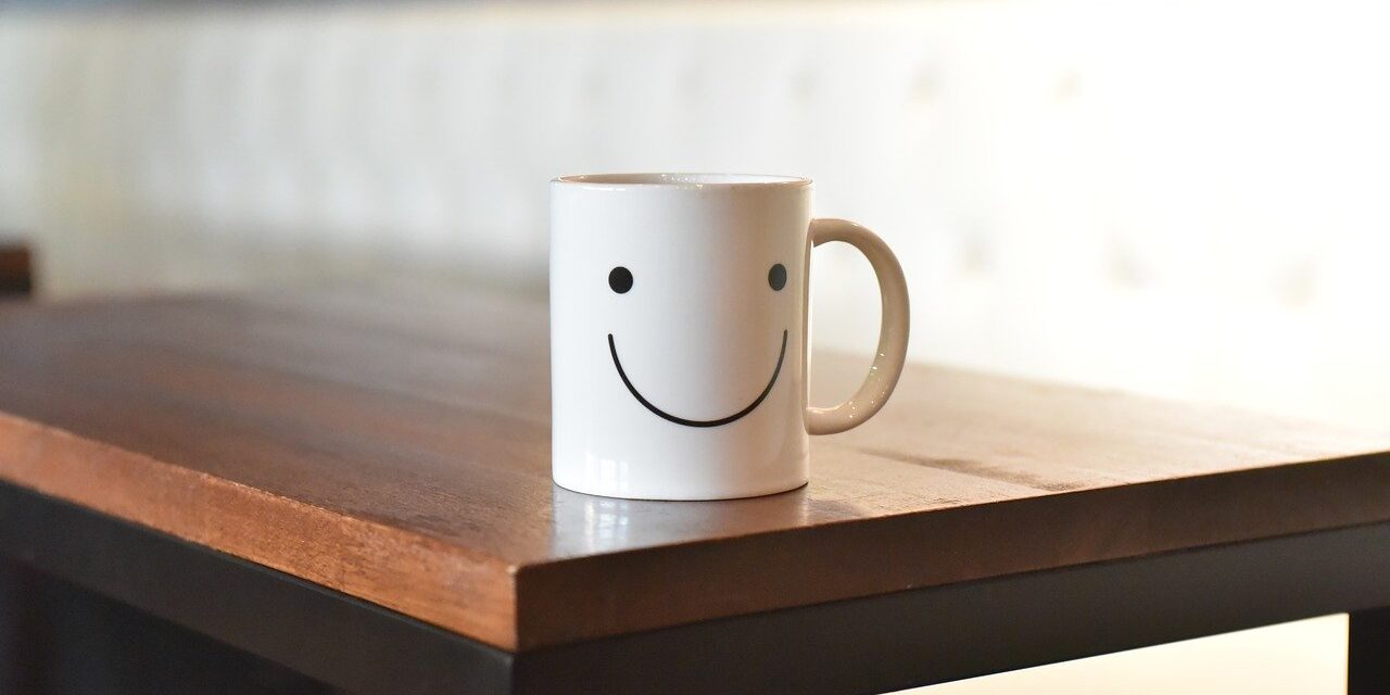 Koffiemok die positiviteit uitstraalt