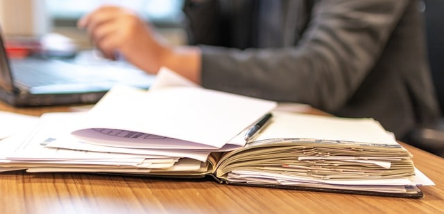 Overvol bureau Een overvol bureau als beeld voor assertiviteit