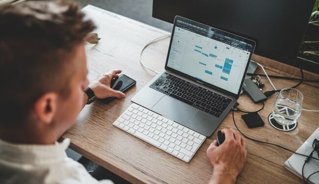 Persoon die tijd plant om te leren