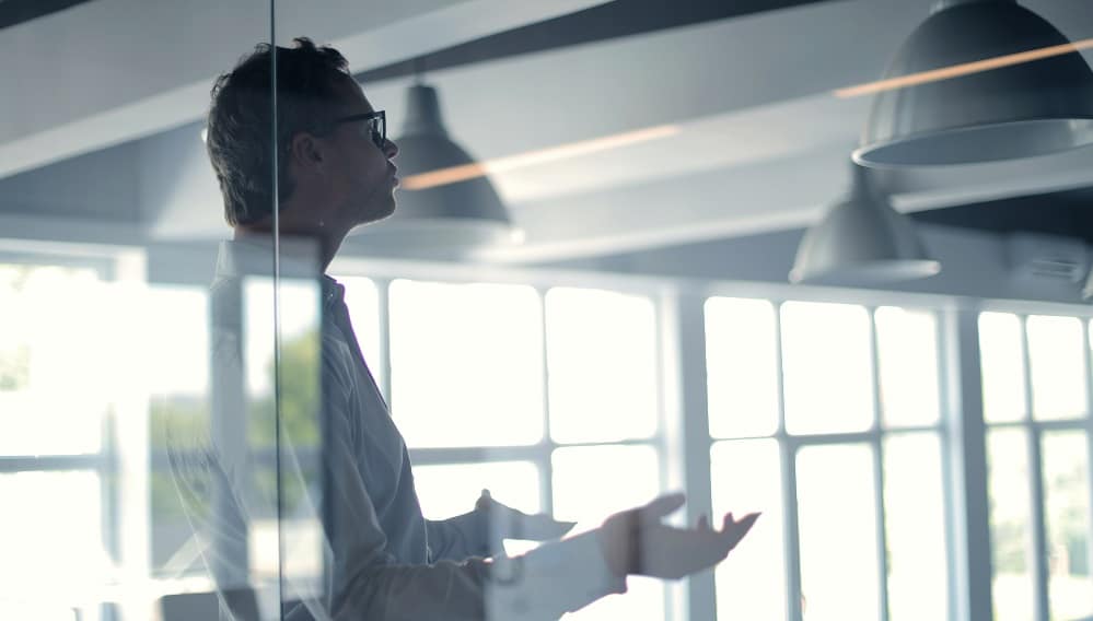 Manager die actief bezig is met leidinggeven