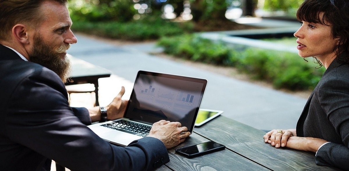 Twee personen aan het onderhandelen