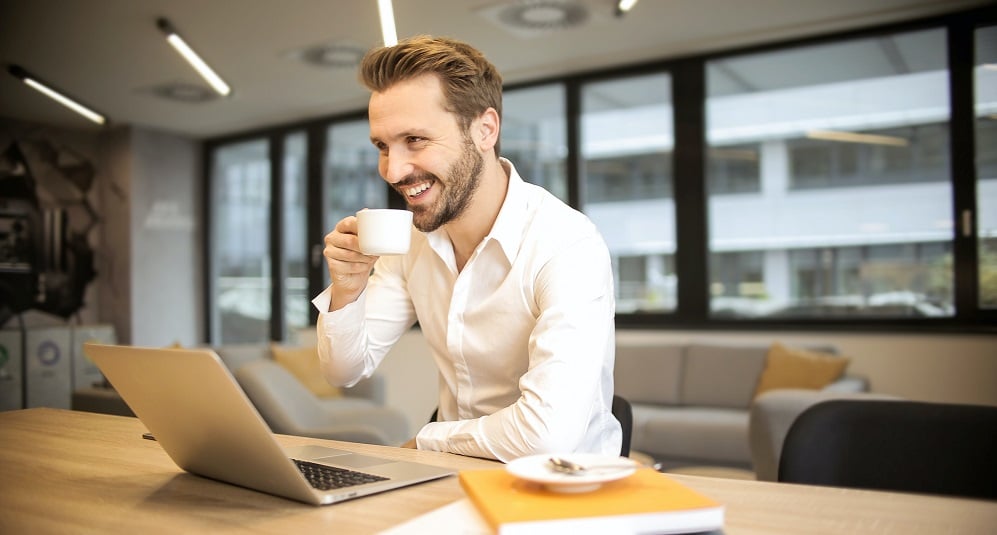 Werknemer met plezier op het werk